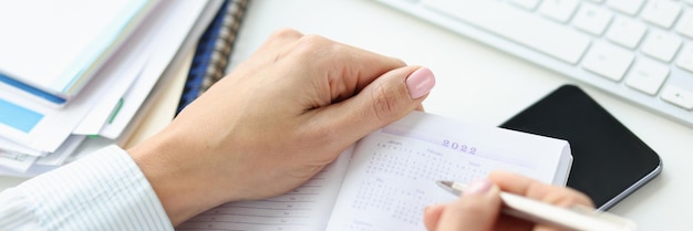 Foto zakelijke kalender vullen voor planningsagenda op de werkplek en succesvol businessplanconcept