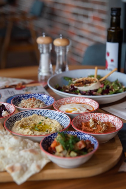 Foto zakelijke lunch in een turks restaurant met smakelijke gerechten