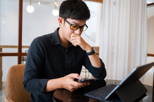 Zakelijke man Accountmanager werken aan tafel met nieuw zakelijk project toetsenbord typen met behulp van hedendaagse laptop HorizontalxA