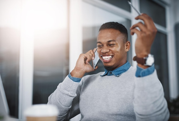Zakelijke man en telefoongesprek en praten in kantoor tech en netwerken voor werk verbindingen met smartphone Communicatie werknemer en blij voor onderhandeling deal consulting of online bedrijf informatie