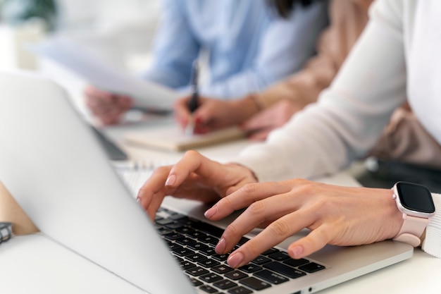 Zakelijke man en vrouw werken samen op kantoor met laptop