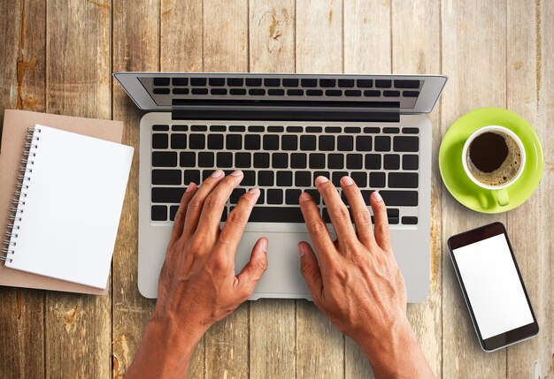 Zakelijke man hand aan het werk op laptopcomputer