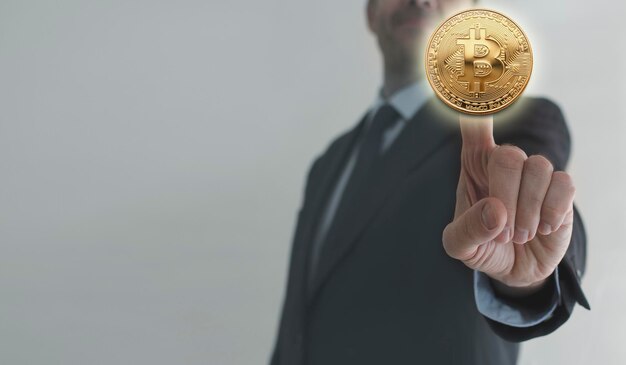 Zakelijke man hand kiezen beste optie voor cryptomunten