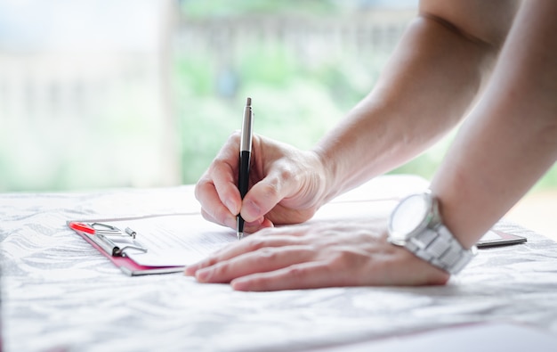 zakelijke man hand ondertekening document papier