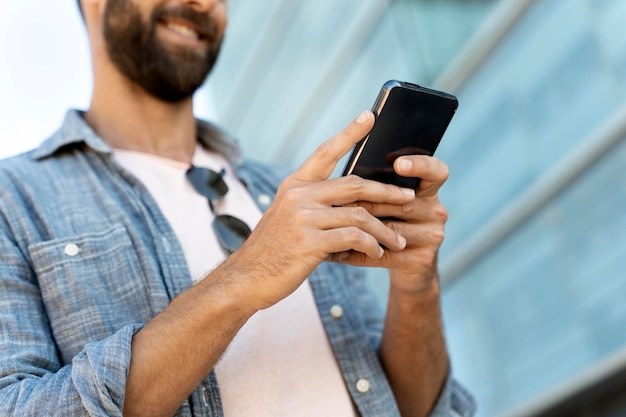 Zakelijke man handen met behulp van mobiele app online winkelen, SMS-bericht buitenshuis verzenden. Mobiel bankieren