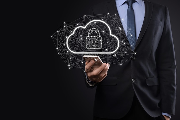 Zakelijke man vasthouden, met cloud computing-gegevens en beveiliging op wereldwijde netwerken, hangslot en cloudpictogram. technologie van business.cybersecurity en informatie of netwerk protection.internet project.