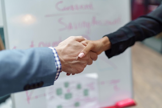 Zakelijke mannelijke partnerschap handdruk Foto handshaking proces Succesvolle deal na ontmoeting