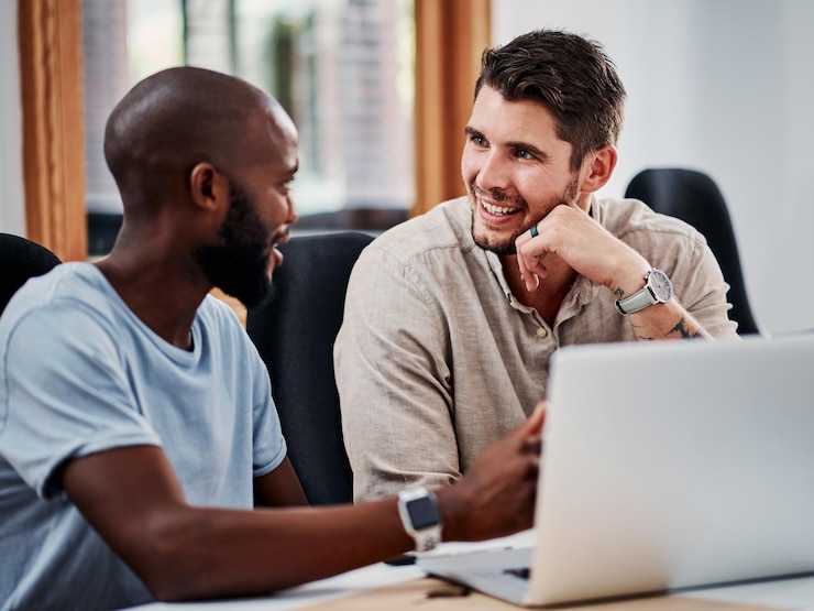 Foto zakelijke mannen laptop en webontwerp hulp voor creatief project homepage sociale media en iot seo feedback herziening en beoordeling van technologie in kantoor samenwerking training en teamwork voor app