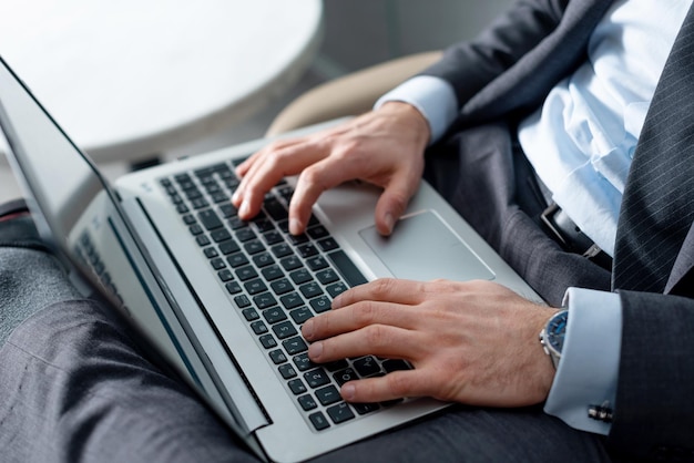 Zakelijke mans handen typen op een laptop-closeup