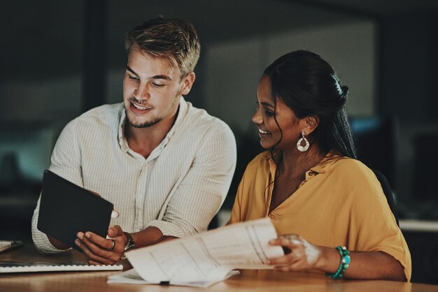 Zakelijke mensen avond en documenten met teamwerk tablet en plannen voor project deadline en ideeën Papierwerk werknemers en collega's met technologie website info en onderzoek met samenwerking