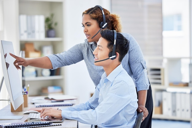 Foto zakelijke mensen bellen centrum training en computer voor manager advies klantenservice en feedback in het kantoor consultant vrouw man of agentschap werknemers met teamwerk hulp en online communicatie