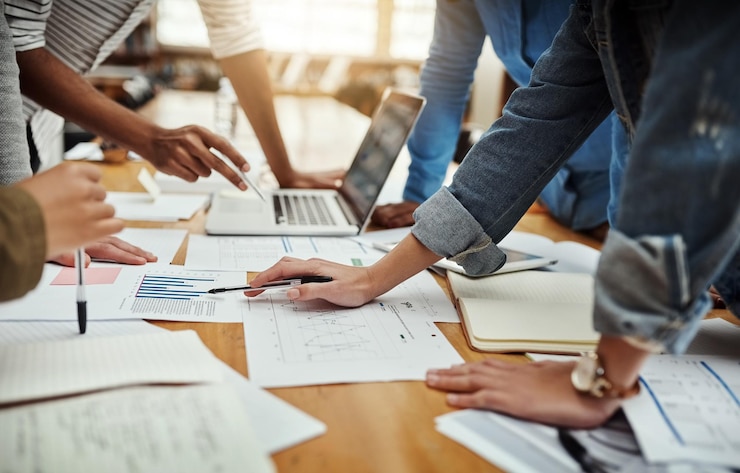 Foto zakelijke mensen beoordelen en papierwerk met handen statistieken en trends op sociale media op het bureau kantoorvergadering en samenwerking van het contentcreatieteam met seo en informatie over de doelgroep voor de website
