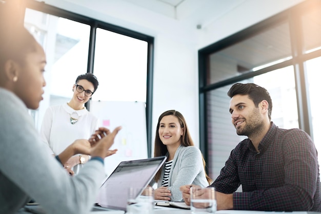 Zakelijke mensen bijeenkomen en laptop met discussie in het kantoor voor projectmanagement idee of planning Diversiteit teamwerk en communicatie met technologie voor vooruitgang update onderzoek of oplossing