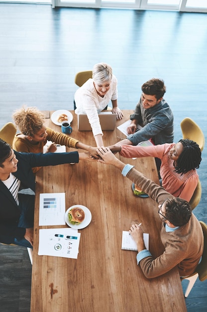 Zakelijke mensen boven of handen samen in startup voor missie ondersteuning of bijeenkomst voor doelen Projectgroep of partnerschap met grafieken papierwerk voor teamwerk doel of personeel synergie voor motivatie