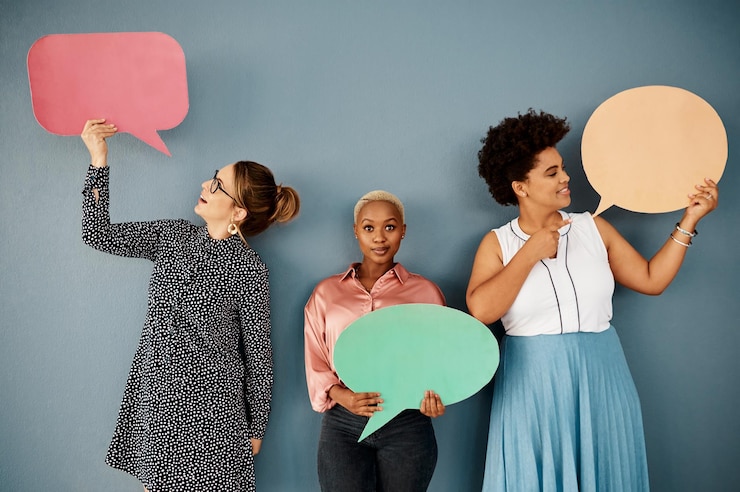 Foto zakelijke mensen chatten en spreken bubbels op de achtergrond van de muur voor sociale media netwerken of communicatie groep of vrouw in portret met quote poster mening of feedback op mockup ruimte in de studio