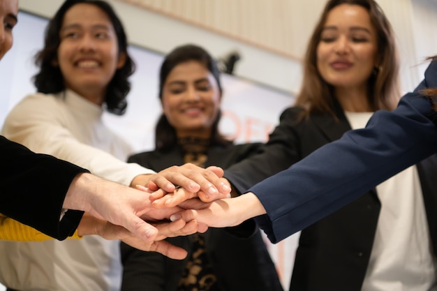 Foto zakelijke mensen die hun handen bij elkaar zetten als symbool van eenheid en teamwerk