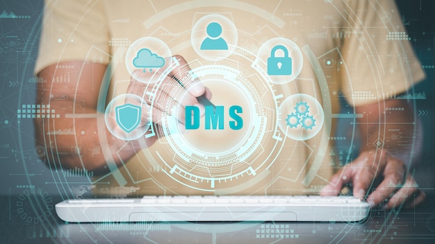 Zakelijke mensen hebben online toegang tot archieven via digitale databankbestanden en documentbeheertechnologie