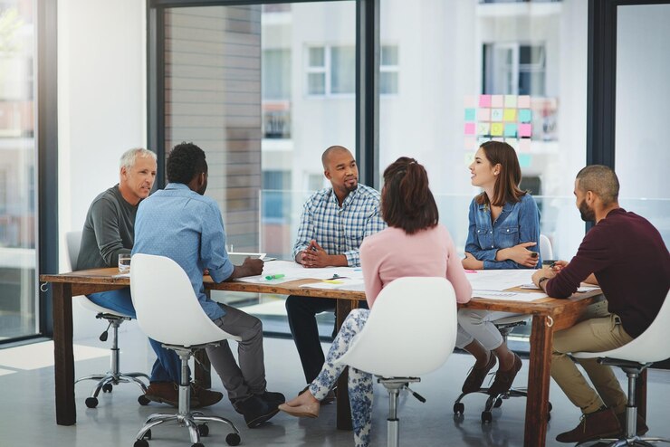 Foto zakelijke mensen ontmoeten en bespreken met een creatief team voor samenwerkingsplanning of brainstorming op kantoor groep werknemers die praten in de bestuurszaal conferentie of ideeën in start-up op de werkplek