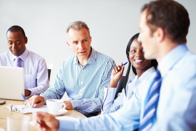 Foto zakelijke mensen ontmoeten en teamwerk met het plannen van brainstorming en laptop op de werkplek personeel groep en manager met werknemers samenwerking en samenwerking met project idee of professionele