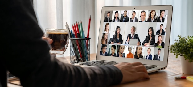 Zakelijke mensen op videoconferentie voor modieuze virtuele groepsvergadering