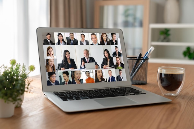 Foto zakelijke mensen op videoconferentie voor modieuze virtuele groepsvergadering