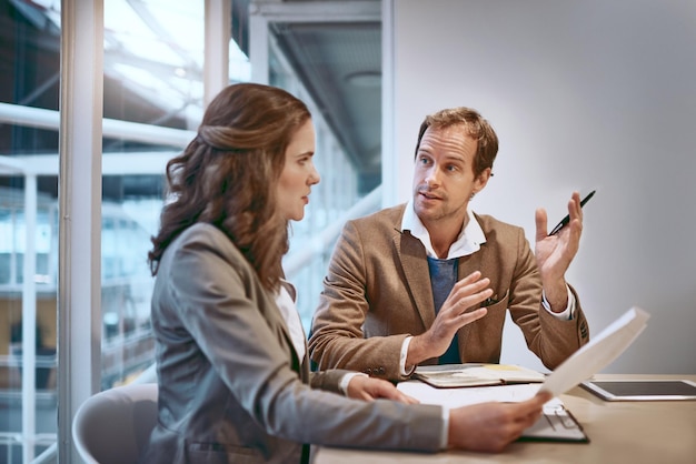 Zakelijke mensen papierwerk en bespreking in een kantoor met planning werk samenwerking en baan Vergadering document en financieel dossier met professionele audit team en praten over financiën project