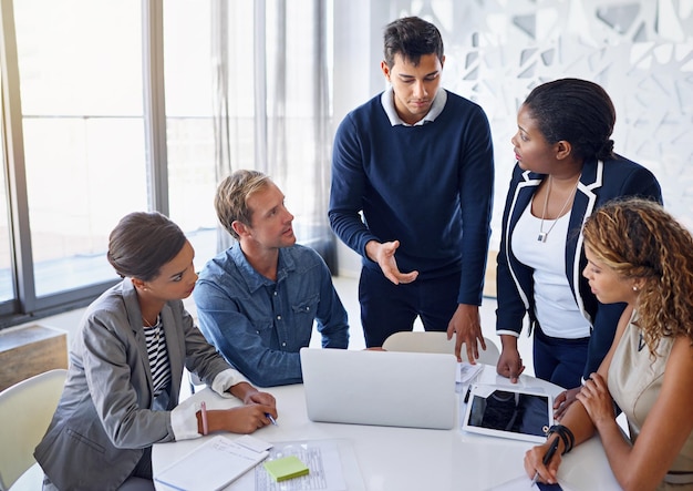 Zakelijke mensen teamwerk en samenwerking met laptop brainstorming en professioneel in het moderne kantoor Medewerkers en collega's met ideeën samenwerking en feedback met herziening in de vergadering