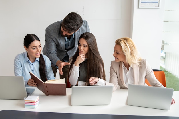 Zakelijke mensen werken samen aan een nieuw project in een modern kantoor Teamwerkconcept