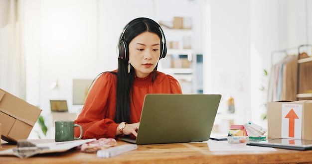 Zakelijke modeontwerper en Aziatische vrouw met checklist voor het plannen van logistiek en orderbezorging Detailhandel en meisje luisteren naar muziek voor productiviteit voor het verzenden en distribueren van kleding