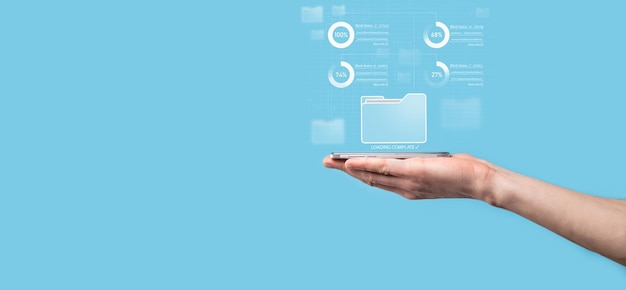 Zakelijke ontwikkelaar hand met behulp van bestuur kader op virtuele moderne computer met innovatie Agile softwareontwikkeling lean project management tool snelle veranderingen concept. Document Management systeem DMS