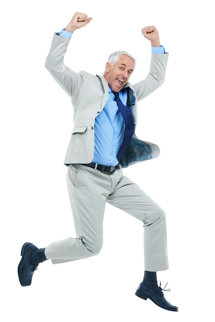 Zakelijke overwinning Volledige lengte studio shot van een volwassen zakenman springen van vreugde geïsoleerd op wit