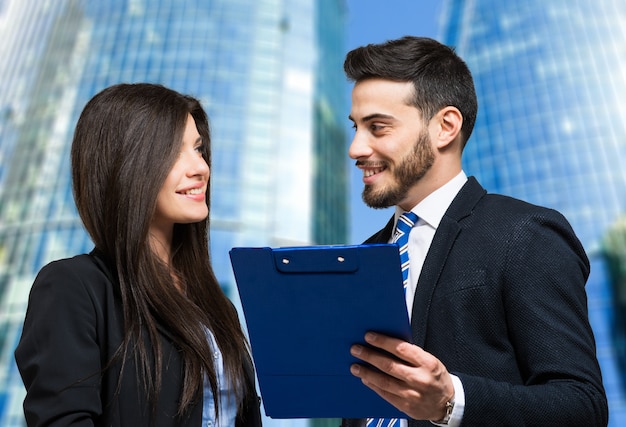 Zakelijke partners bespreken