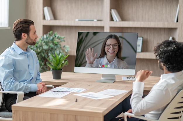 Zakelijke partners die een vergadering hebben en er betrokken uitzien