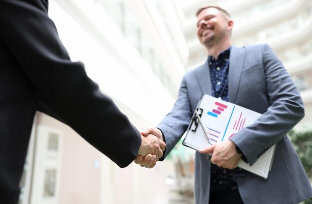 Zakelijke partners die handen schudden bij conferentieclose-up