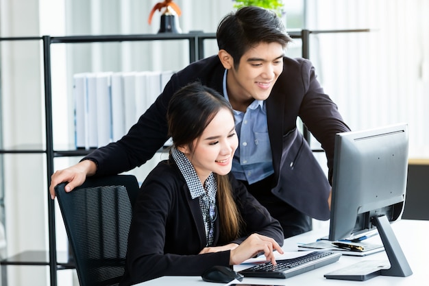 Zakelijke partners die het werk bespreken