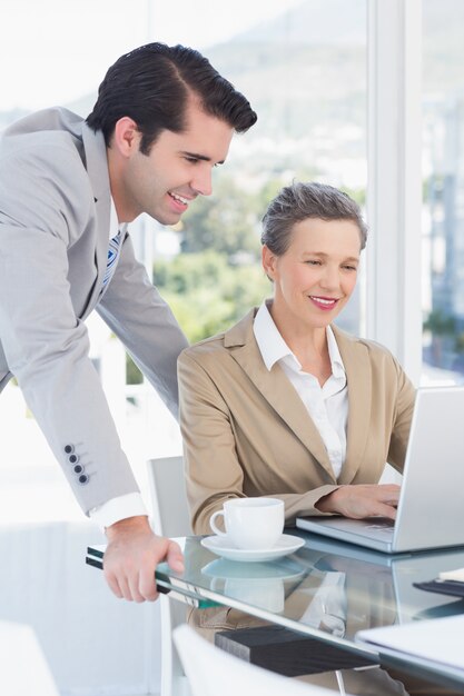 Zakelijke partners die op laptop werken