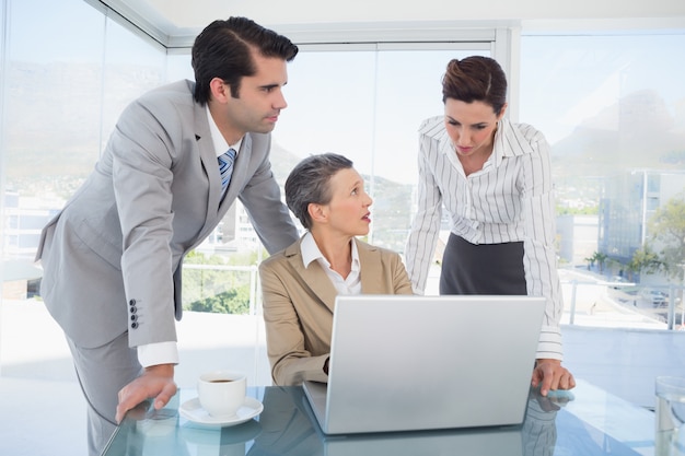 Zakelijke partners die op laptop werken