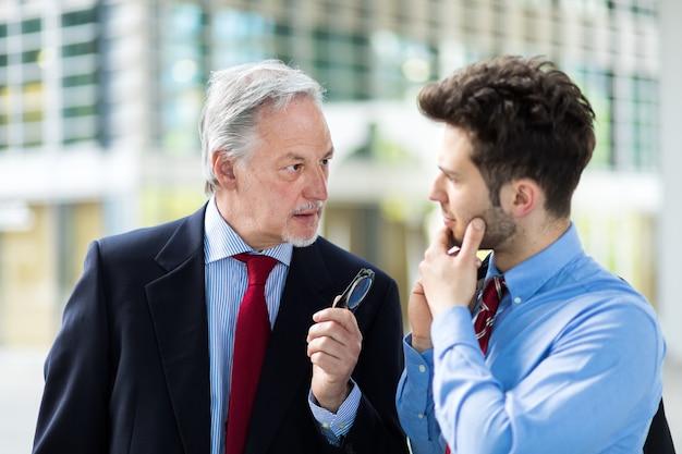 Zakelijke partners die samen bespreken