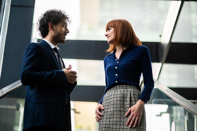 Zakelijke partners die samen buiten in een moderne stedelijke omgeving bespreken