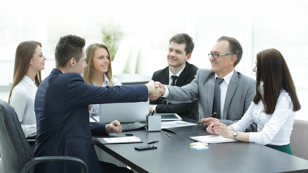 Zakelijke partners handen schudden na een succesvolle transactie.