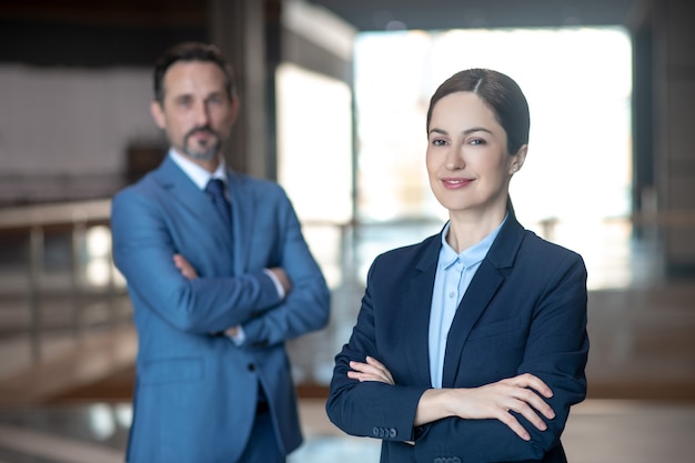 Zakelijke partners in formele kleding op het werk