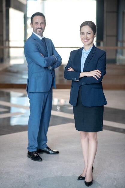 Zakelijke partners in formele kleding op het werk