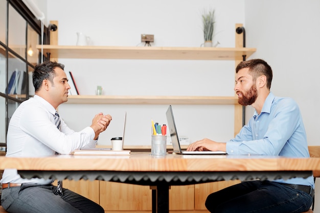 Zakelijke partners met behulp van laptop op het werk