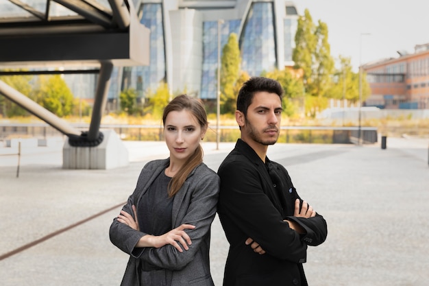 Zakelijke partners op de achtergrond van een kantoorgebouw. Ze hebben vertrouwen in zichzelf en hun zakelijk succes.