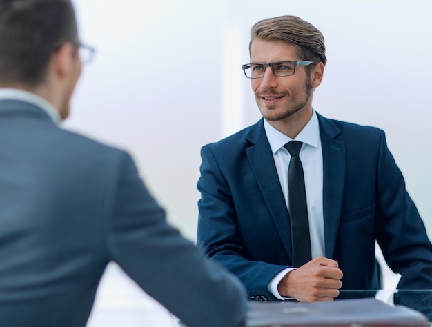 Zakelijke partners praten aan een Deskphoto met kopieerruimte