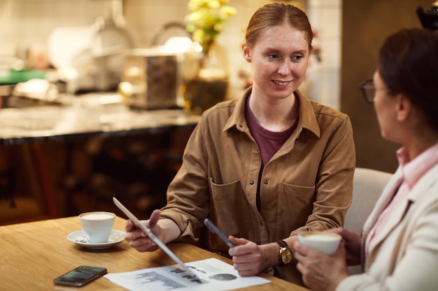 Zakelijke partners werken in café