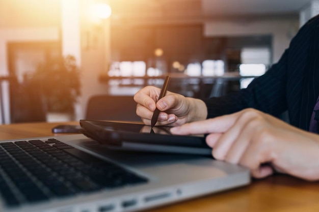 Zakelijke partnerschapscollega's die een tablet gebruiken om het financiële begrotingsrapport van het bedrijf te analyseren en de voortgang van het werk en de planning voor de toekomst in de kantoorruimte te analyseren