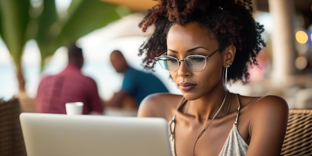 Zakelijke persoon gebruik laptopcomputer in luxe resort hotel beach club in de zomer