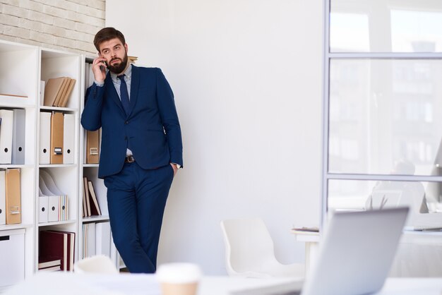 Foto zakelijke professional bellen in office