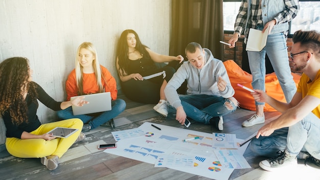 zakelijke projectdocumenten. millennial zakelijke werkstijl